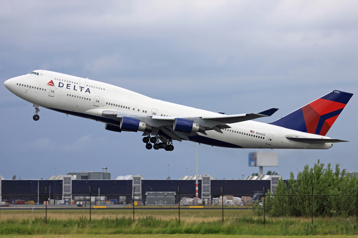 File:Delta Air Lines Boeing 747-400 N662US AMS 2011-6-11.png - Wikimedia Commons