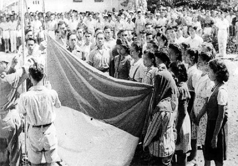 http://upload.wikimedia.org/wikipedia/commons/b/b7/Indonesia_flag_raising_witnesses_17_August_1945.jpg