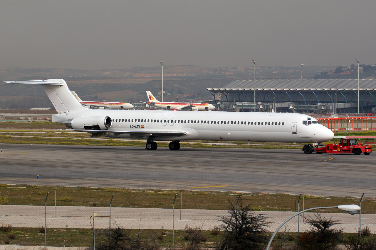 McDonnell_Douglas_MD-83_Swiftair_EC-LTV_(8415403452).jpg