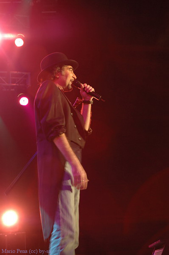 Joaquín Sabina durante un concierto de la gira Carretera y top manta, con sus típicos chaqué y bombín.