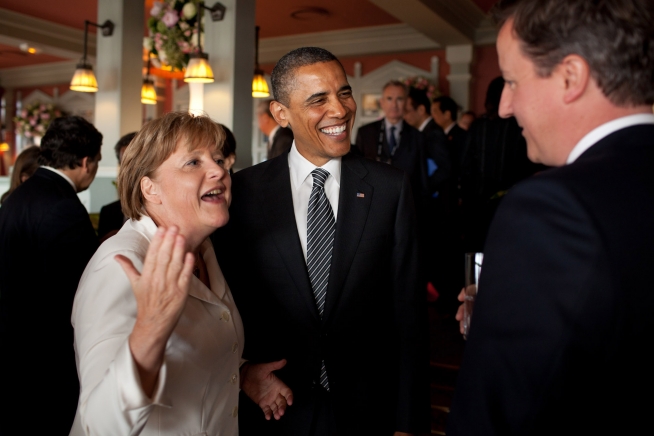 English: President Barack Obama talks with Ger...