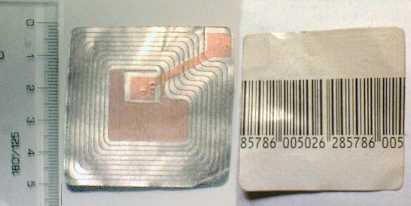 Quelle:wikipedia; RFID chip on a stick with bar code on the opposite site
