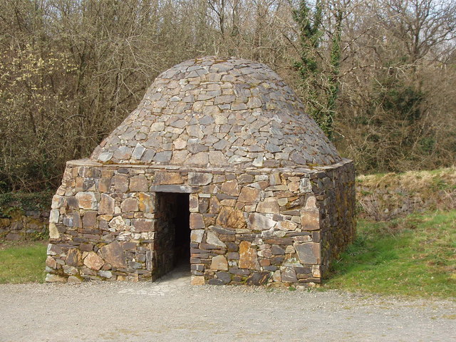 Stone_domed_beehive_hut%2C_Irish_Nationa