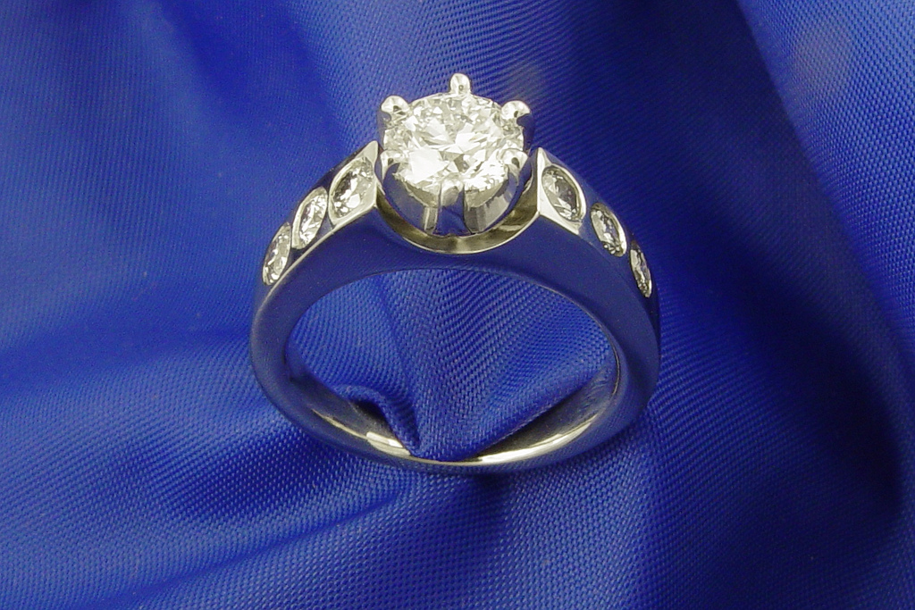 DescripciÃ³n White gold ring.jpg