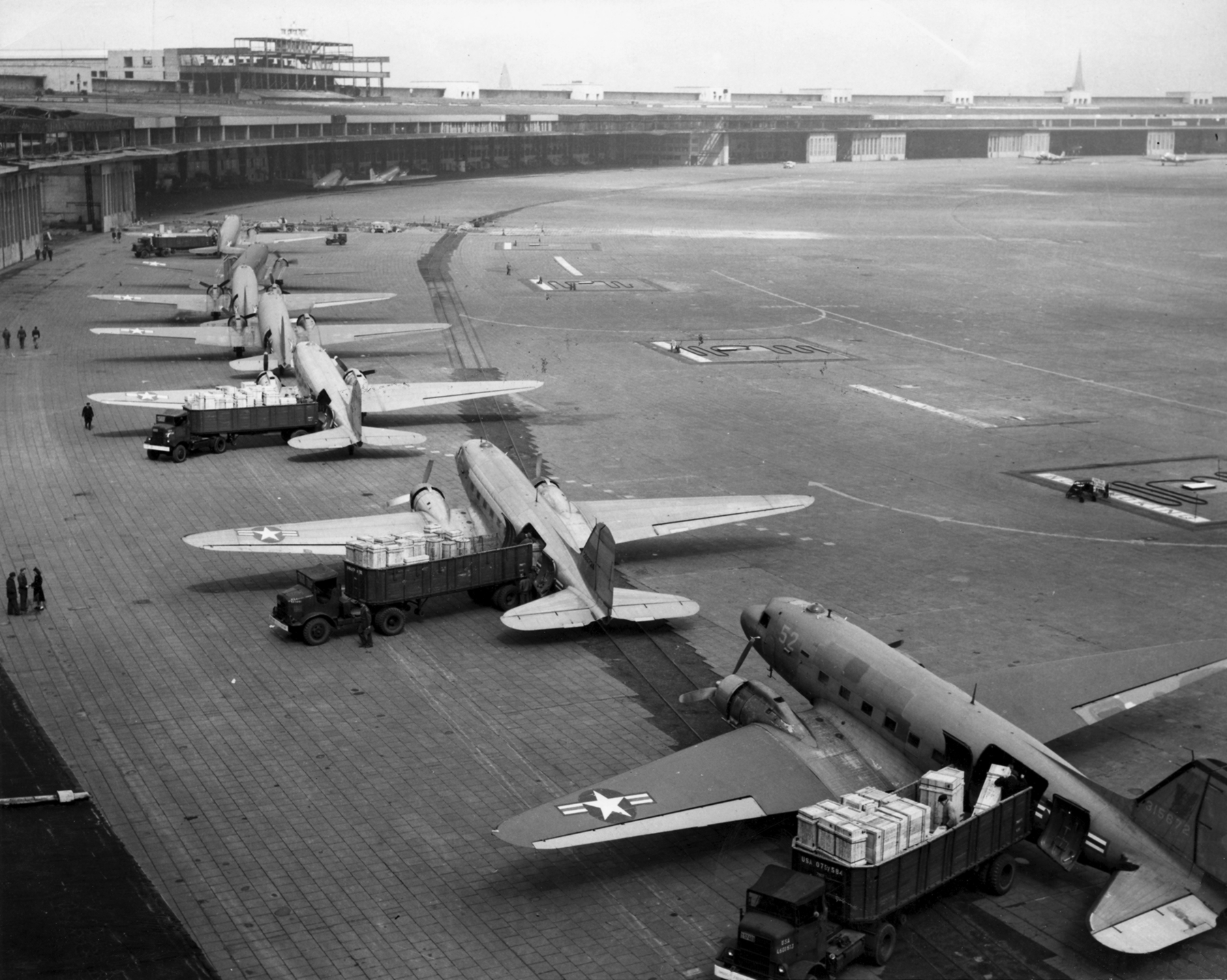 FileC47s at Tempelhof Airport Berlin 1948.jpg Wikipedia, the free