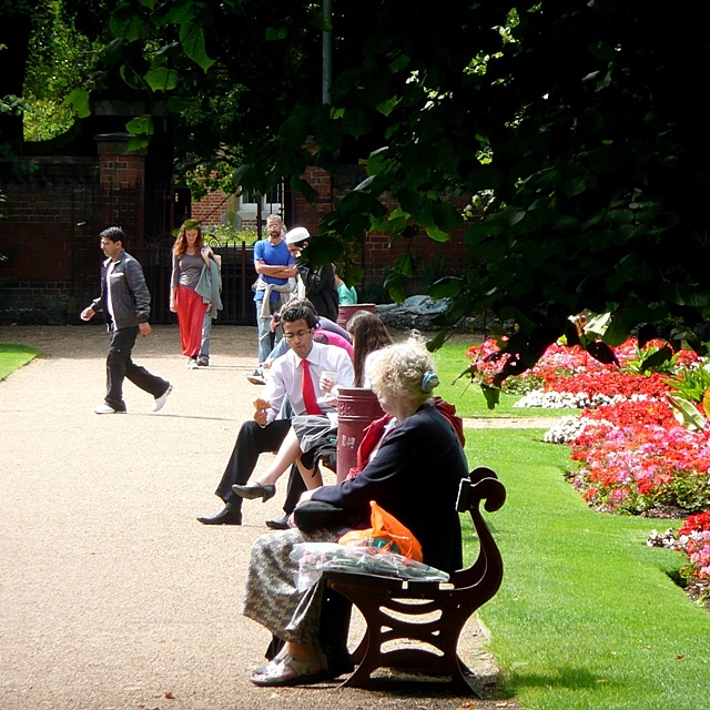 Lunchtime_in_the_gardens_-_geograph.org.uk_-_1432578.jpg