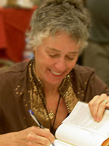 Description de l'image Nevada Barr signing books at the 2006 Bouchercon in Madison, Wisconsin.jpg.