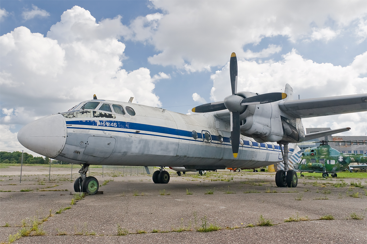 Antonov AN-24 (avión de transporte propulsado por dos turbohélices Unión Soviética / Rusia) Antonov_An-24