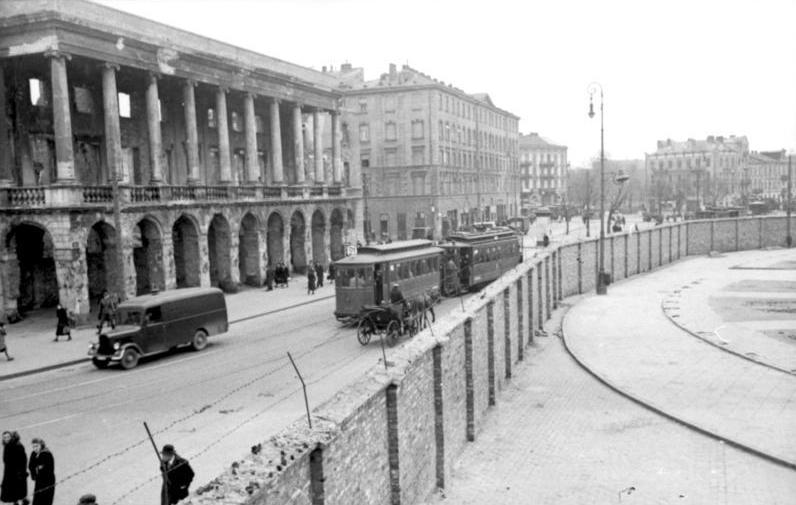 RECORDANDO POLONIA - Página 3 Bundesarchiv_Bild_101I-134-0791-29A,_Polen,_Ghetto_Warschau,_Ghettomauer