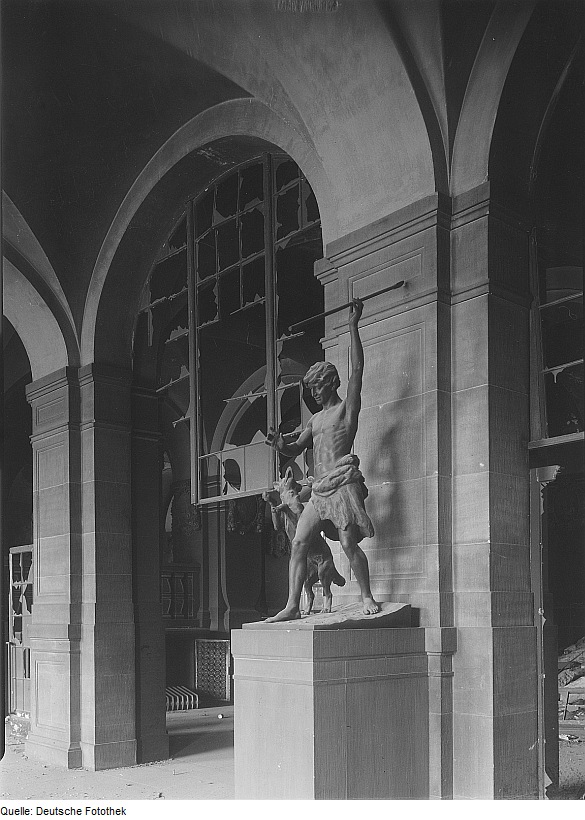 Ruine des Neuen Rathauses. Eingangshalle mit Skulptur (Knabe mit Hund, Sandstein) (nach dem 17. September 1945)