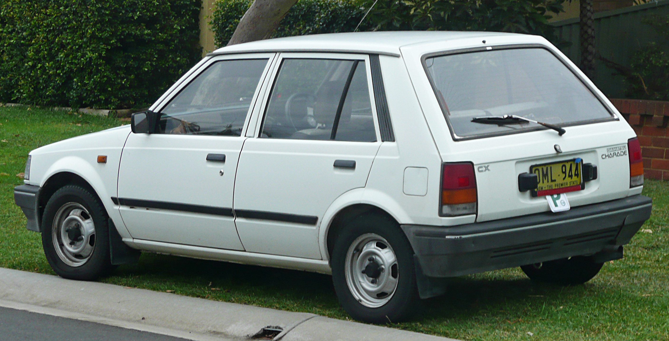 1985-1987_Daihatsu_Charade_(G11)_CX_5-door_hatchback_02.jpg