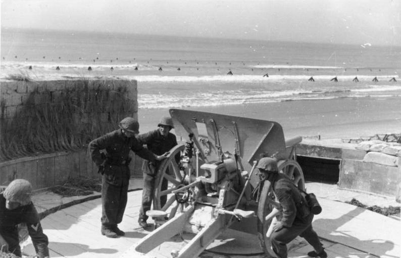 6 juin 44 Bundesarchiv_Bild_101I-299-1825-06A%2C_Atlantikwall%2C_Soldaten_an_Geschütz