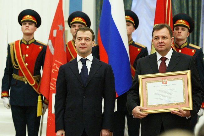 http://upload.wikimedia.org/wikipedia/commons/b/bc/Dmitry_Medvedev_12_January_2010-1.jpg