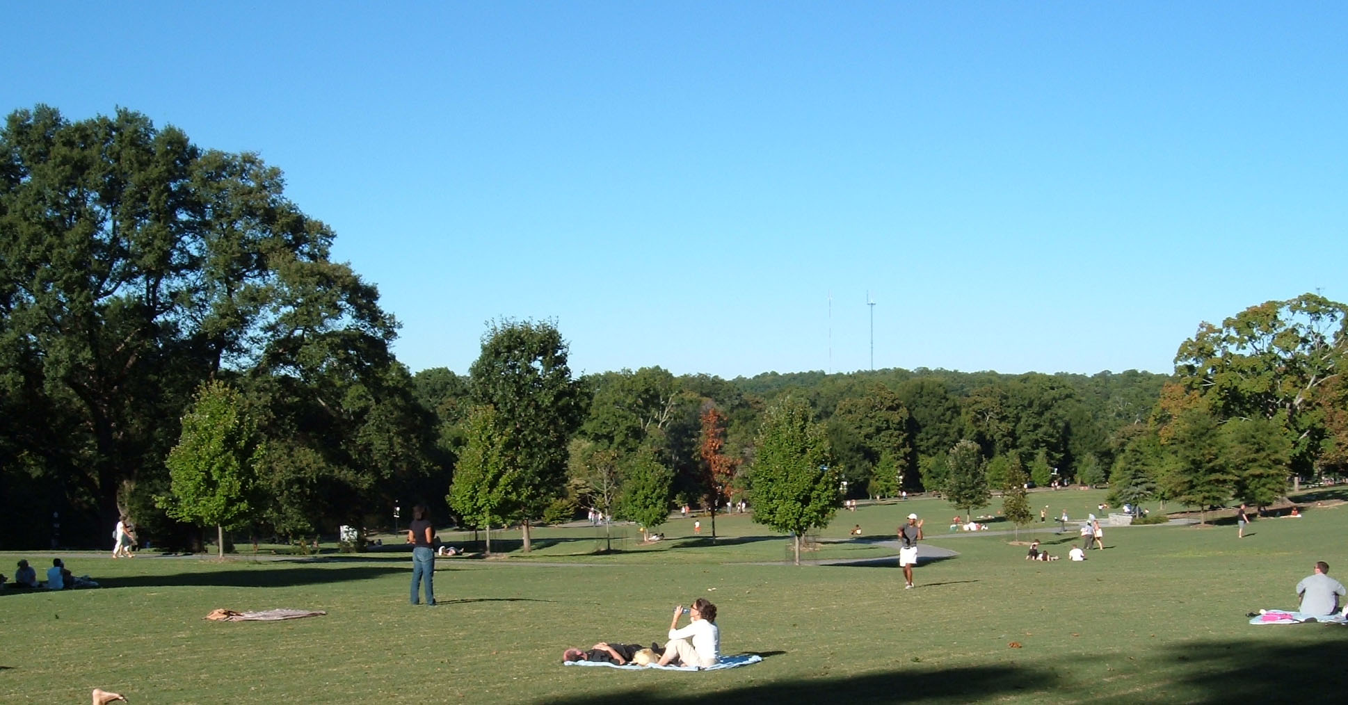 http://upload.wikimedia.org/wikipedia/commons/b/bc/Piedmont_Park,_Atlanta,_GA,_USA_field.jpg