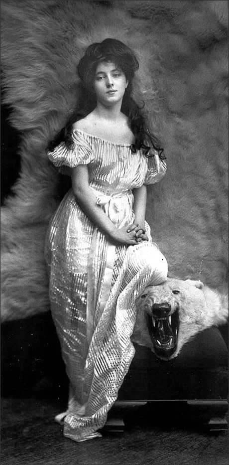 Stunning Image of Evelyn Nesbit in 1901 