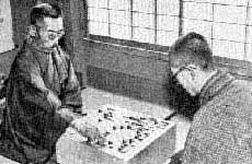 Honinbo Shūsai (esquerra), últim cap de la casa Honinbo, juga contra Go Seigen. La partida va ser anomenada "El joc del segle".