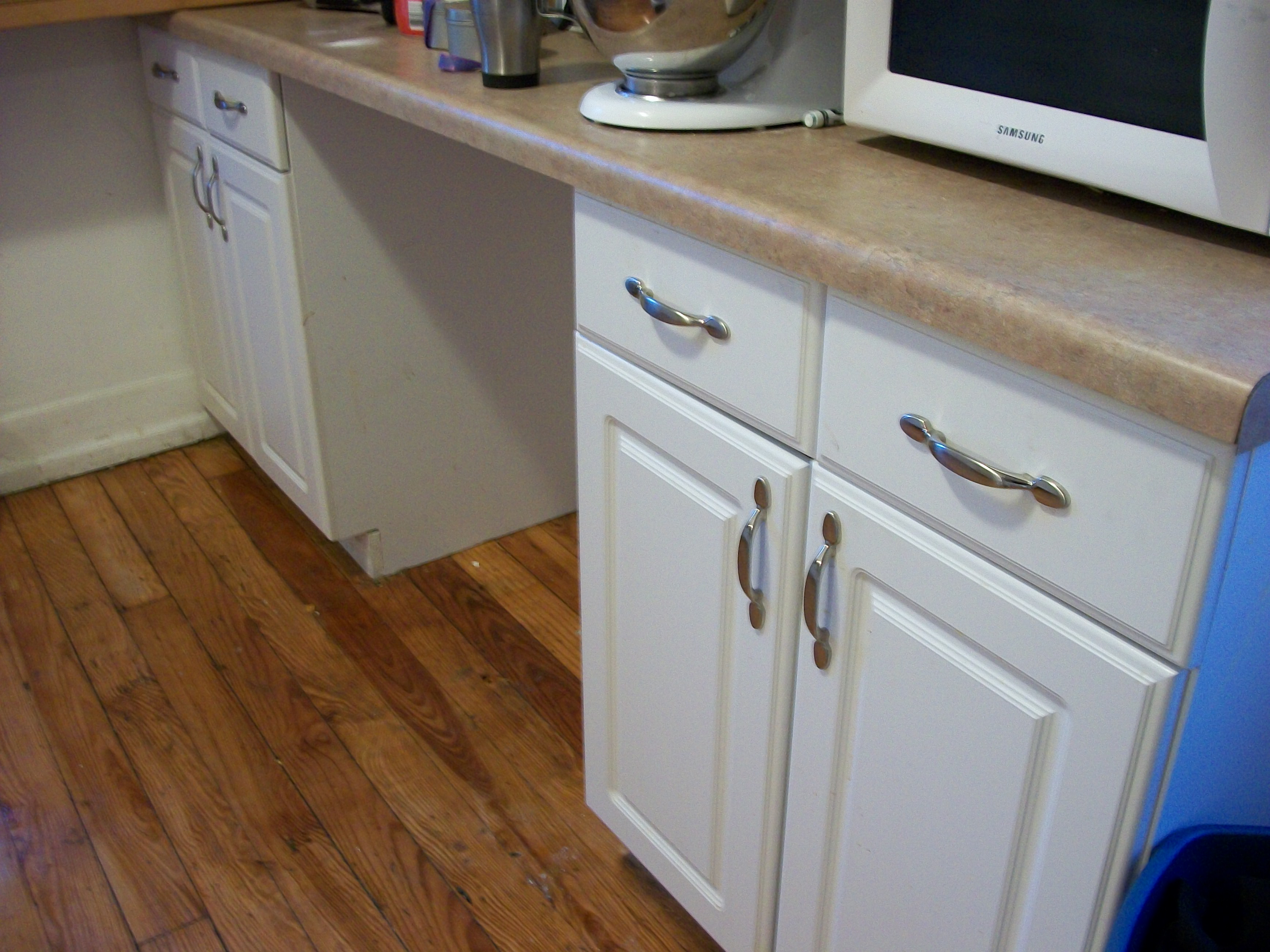 Description Kitchen cabinets drawers installed.jpg