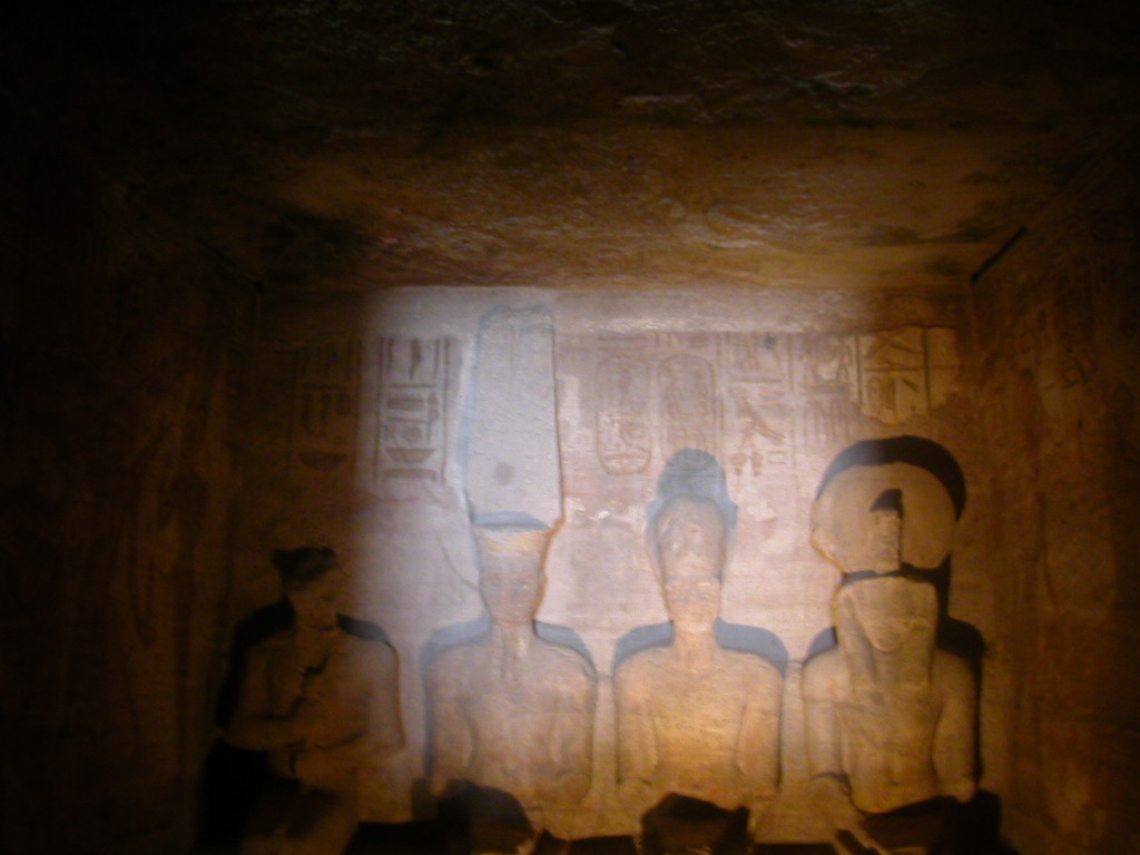 Abu_Simbel_-_Allerheiligstes.jpg