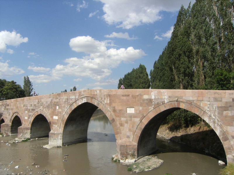el Río Ankara cruzado por un puente de época selyuquí
