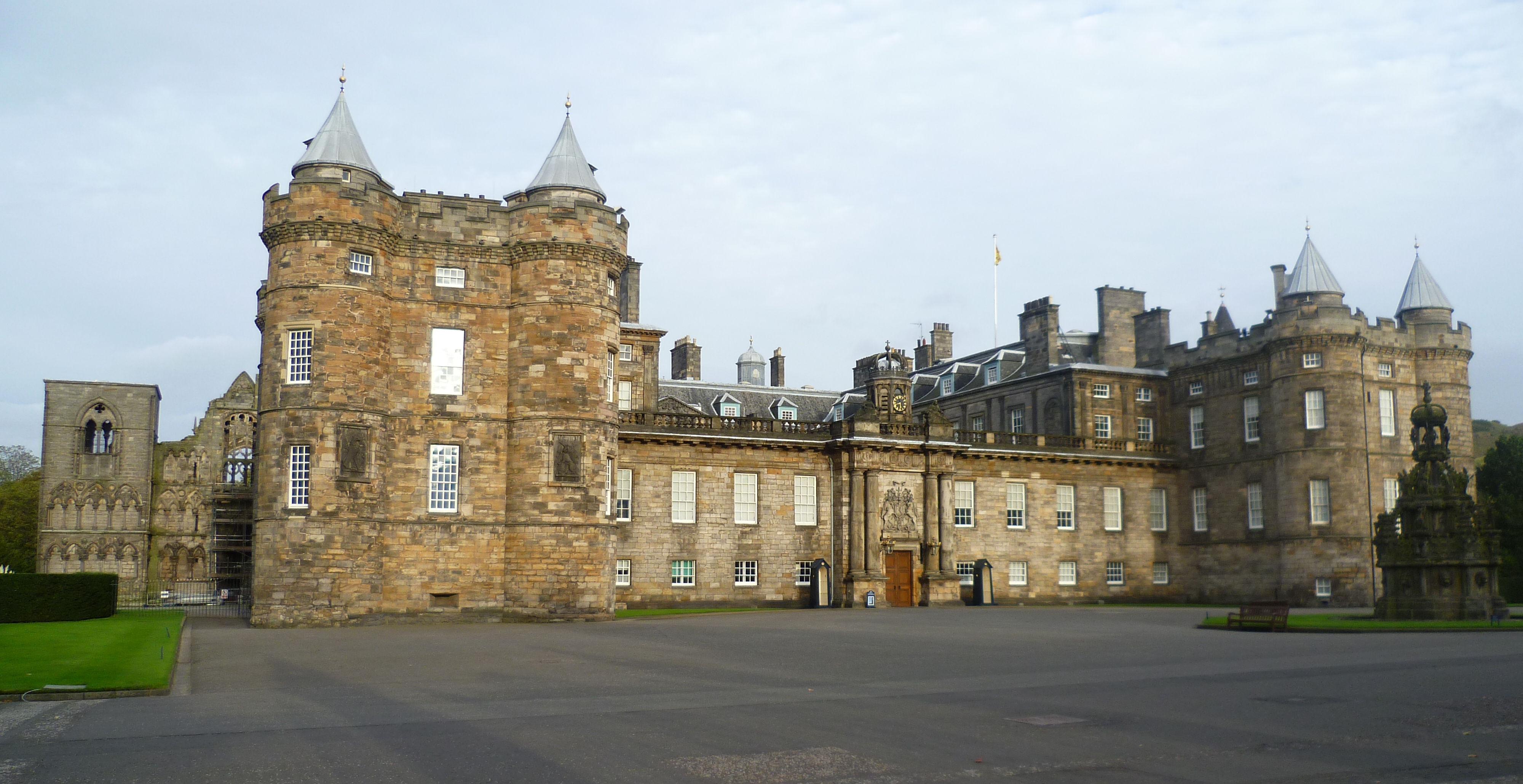 File:Palace of Holyroodhouse, Edinburgh.jpg - Wikipedia, the free