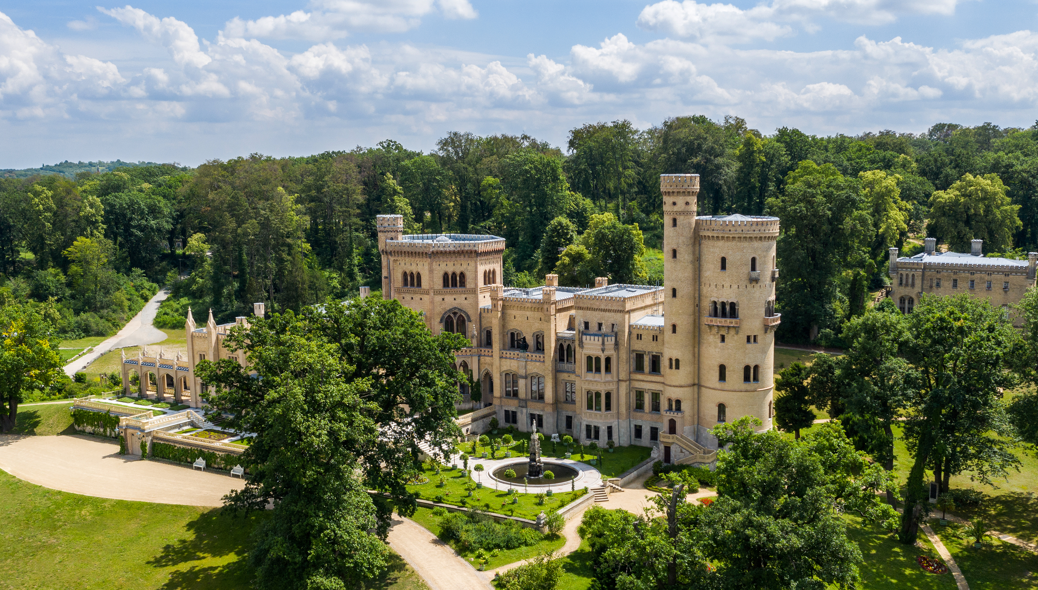 Luftaufnahme von Schloss Babelsberg (Nordseite) mit dem Schlossküchengebäude am rechten Bildrand (2019)