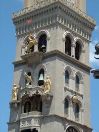 Dina e Clarenza suonano la campana per avvertire i messinesi dell'attacco angionio (Messina particolare del campanile del Duomo)