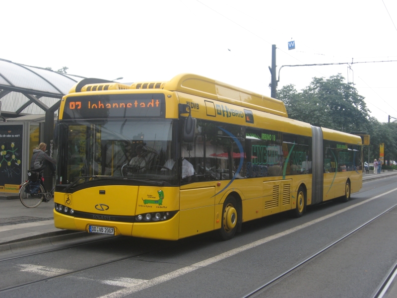 Der Solaris Urbino 18 Hybridbus der Dresdener Verkehrsbetriebe am Pirnaischen Platz