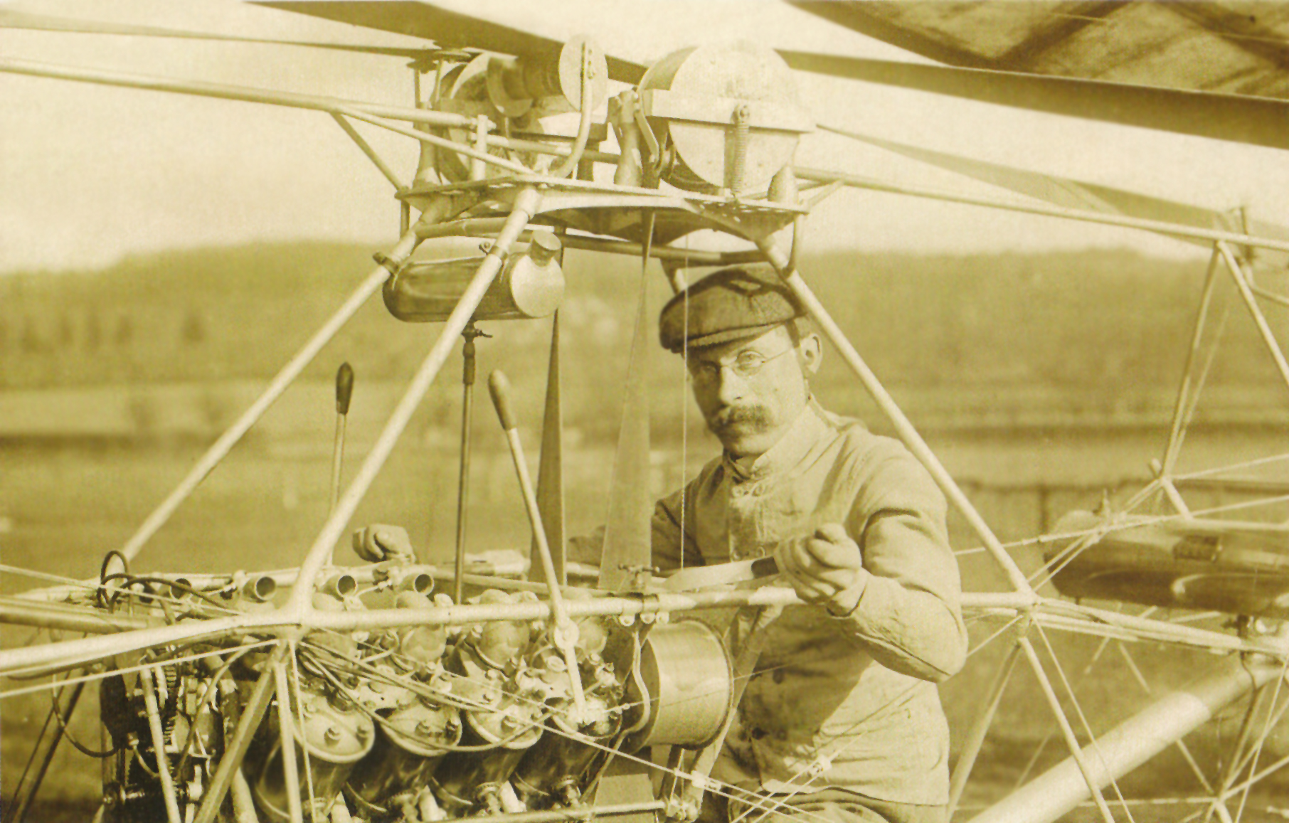 http://upload.wikimedia.org/wikipedia/commons/c/c0/Paul-Cornu-pilote-helico.jpg