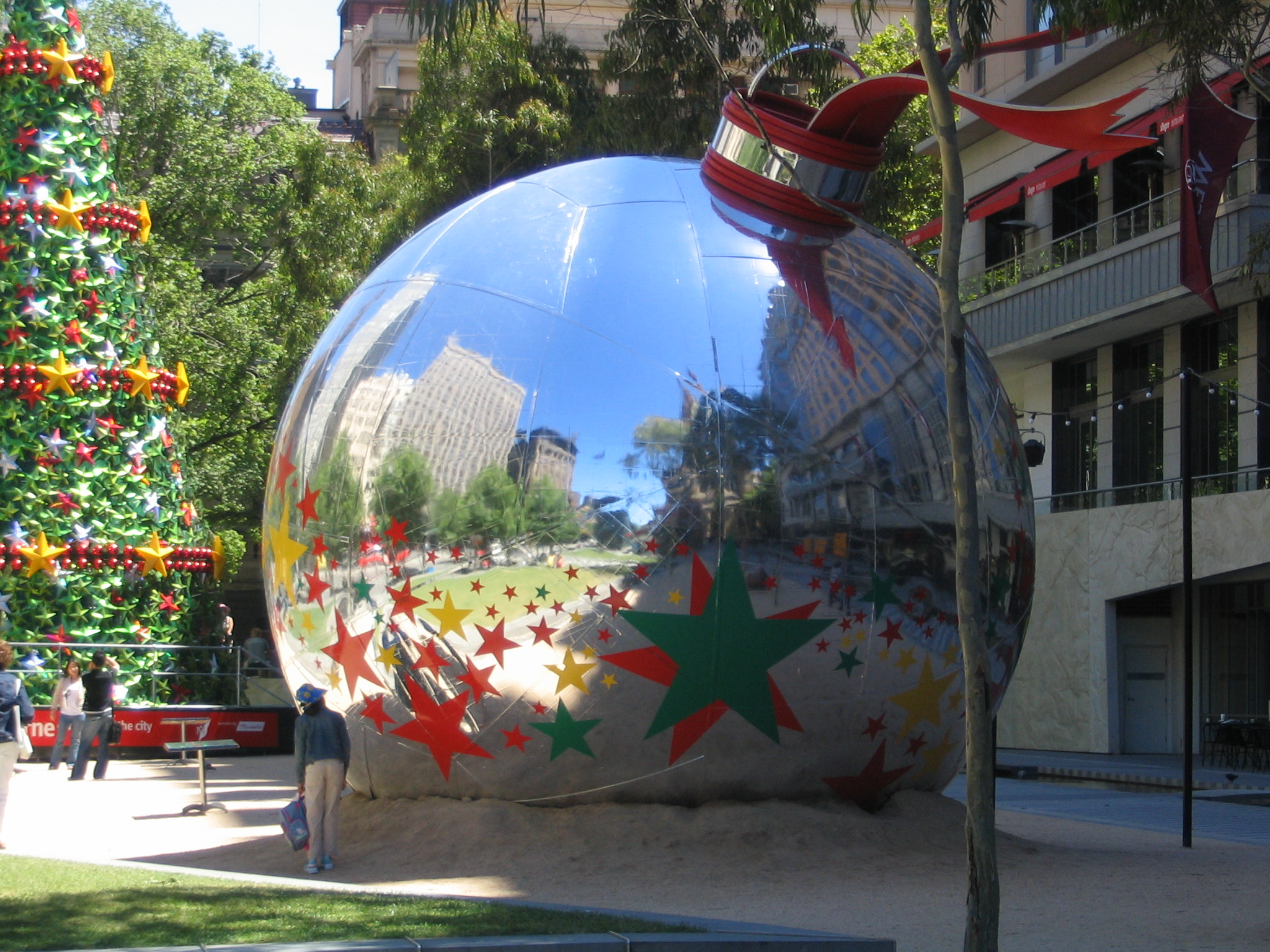 File:Giant christmas ball.jpg - Wikimedia Commons