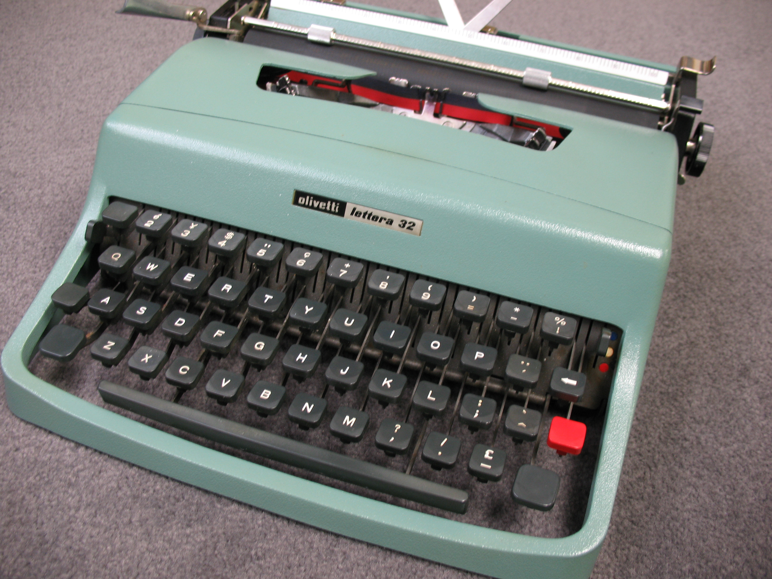 Olivetti_Lettera_32_(2).jpg