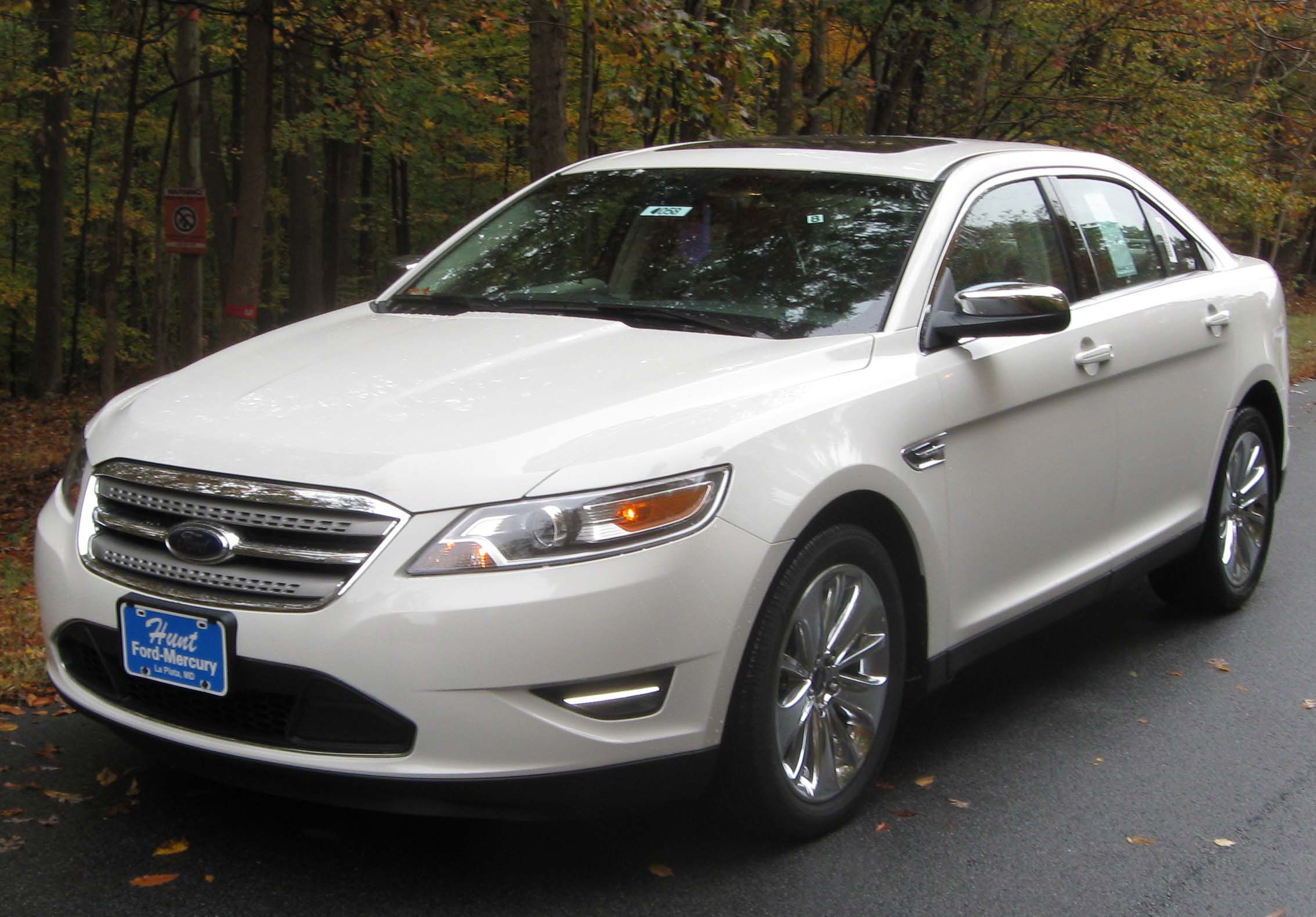 2010_Ford_Taurus_Limited_2_--_10-31-2009