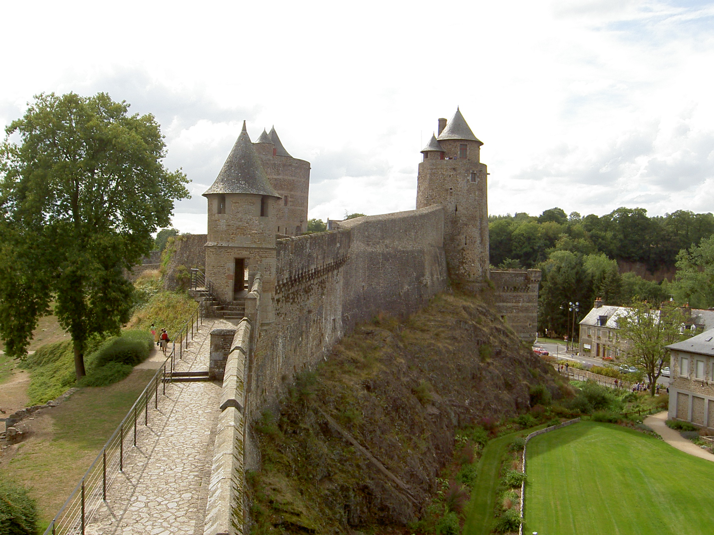 File:Chateau de Fougeres - Bretagne, France 08.jpg - Wikimedia Commons