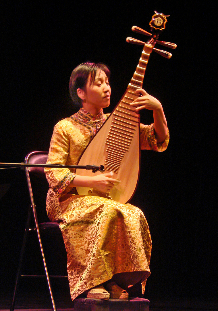 Flickr - dalbera - Lingling Yu au pipa en concert (musée Guimet, Paris).jpg