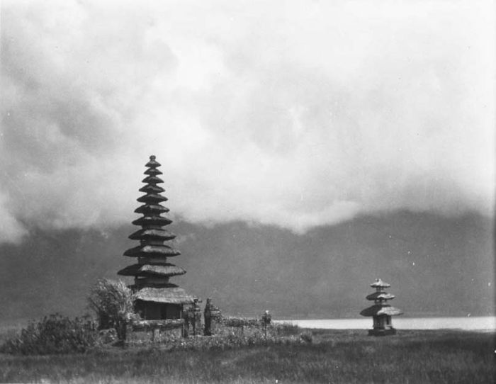 FileCOLLECTIE TROPENMUSEUM Pagode bij Bedoegoel Bali TMnr 60018359jpg