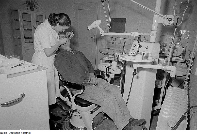 Fotothek: Portrait eines Mannes während einer zahnärztlichen Behandlung - Quelle: Wikimedia