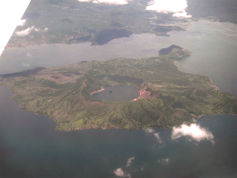 Файл:Taal volcano aerial.jpg