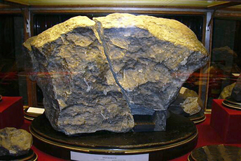 Der Knyahinya-Meteorit im Naturhistorischen Museum Wien