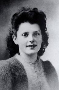 photo noir et blanc, visage de jeune femme souriante, visage ovale, cheveux coiffés haut et retombant vers l'arrière en larges boucles