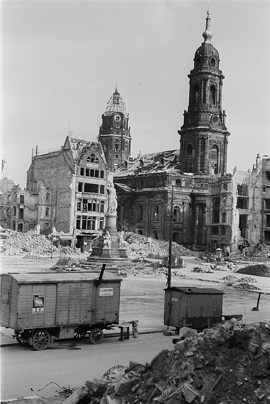 Ansicht mit Siegesdenkmal, Rathausturm und Kreuzkirche (nach dem 17. September 1945)