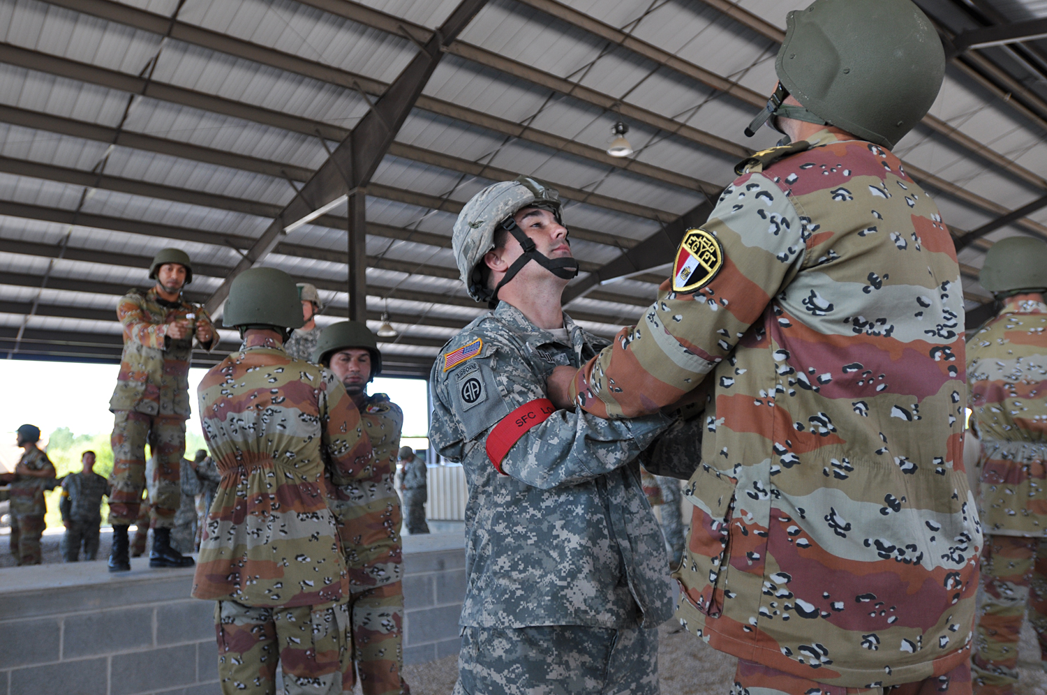 Bright Star مناورة النجم الساطع US_Army_52217_U.S.,_foreign_paratroopers_get_ready_for_a_big_jump_at_Fort_Bragg_4