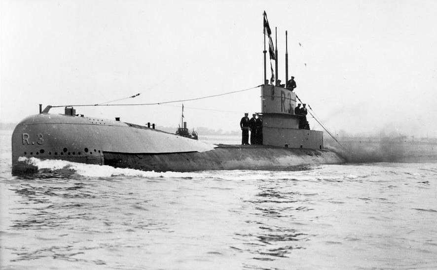 http://upload.wikimedia.org/wikipedia/commons/c/c5/British_WWI_Submarine_HMS_R3.JPG