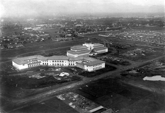 Berkas:COLLECTIE TROPENMUSEUM Luchtfoto van het Departement van Gouvernementsbedrijven in Bandoeng TMnr 10015218.jpg