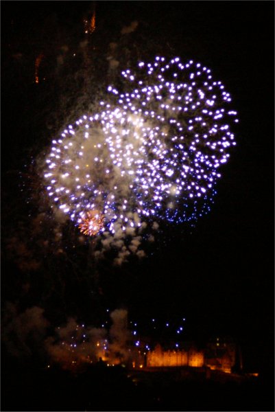 File:New Year Fireworks over Edinburgh Castle - geograph.org.uk - 313502.jpg