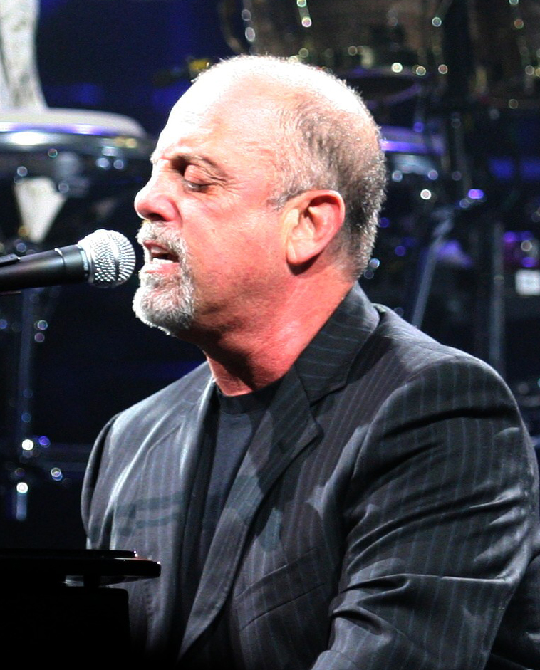 Cabelo cinzento e penteado alternativo de Billy Joel  em 2024