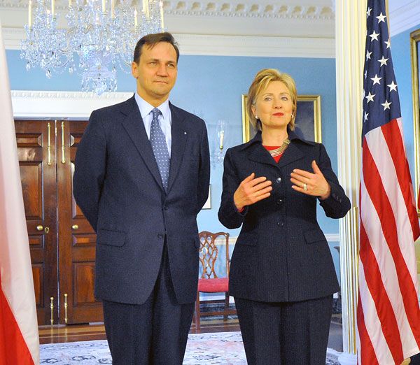 Radoslaw_Sikorski_meets_Secretary_Hillary_Clinton.jpg