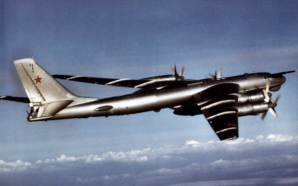 http://upload.wikimedia.org/wikipedia/commons/c/c6/Tupolev_Tu-95_Bear_side_view_aft_1984.jpg