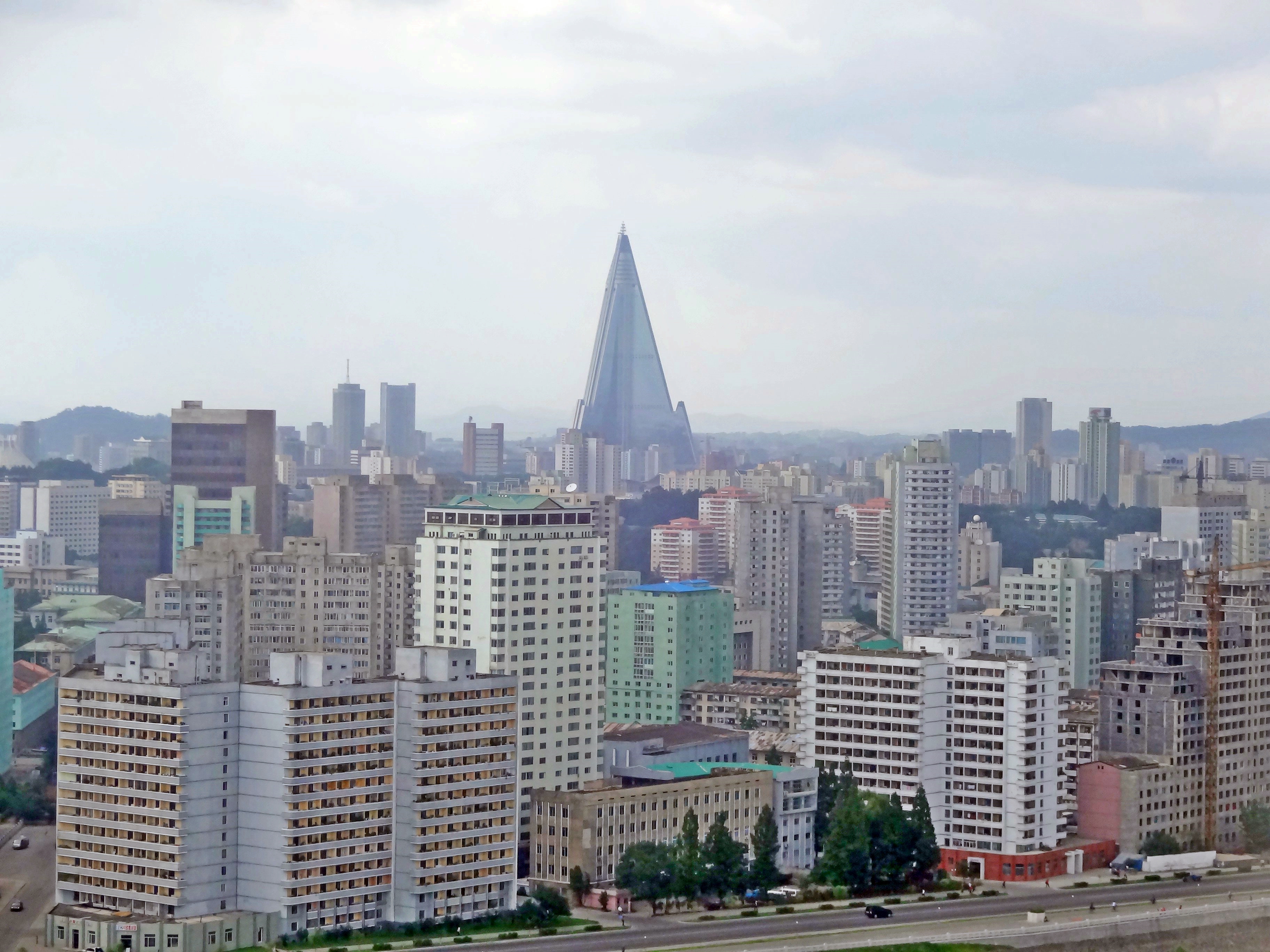 Pyongyang_as_seen_from_Yanggakdo_Hotel_v