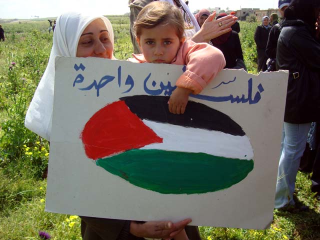 Ficheiro:Palestinian child holds a sign on Land Day.jpg