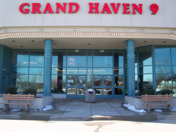 File:Grand Haven 9 movie theater entrance.jpg - Wikimedia Commons