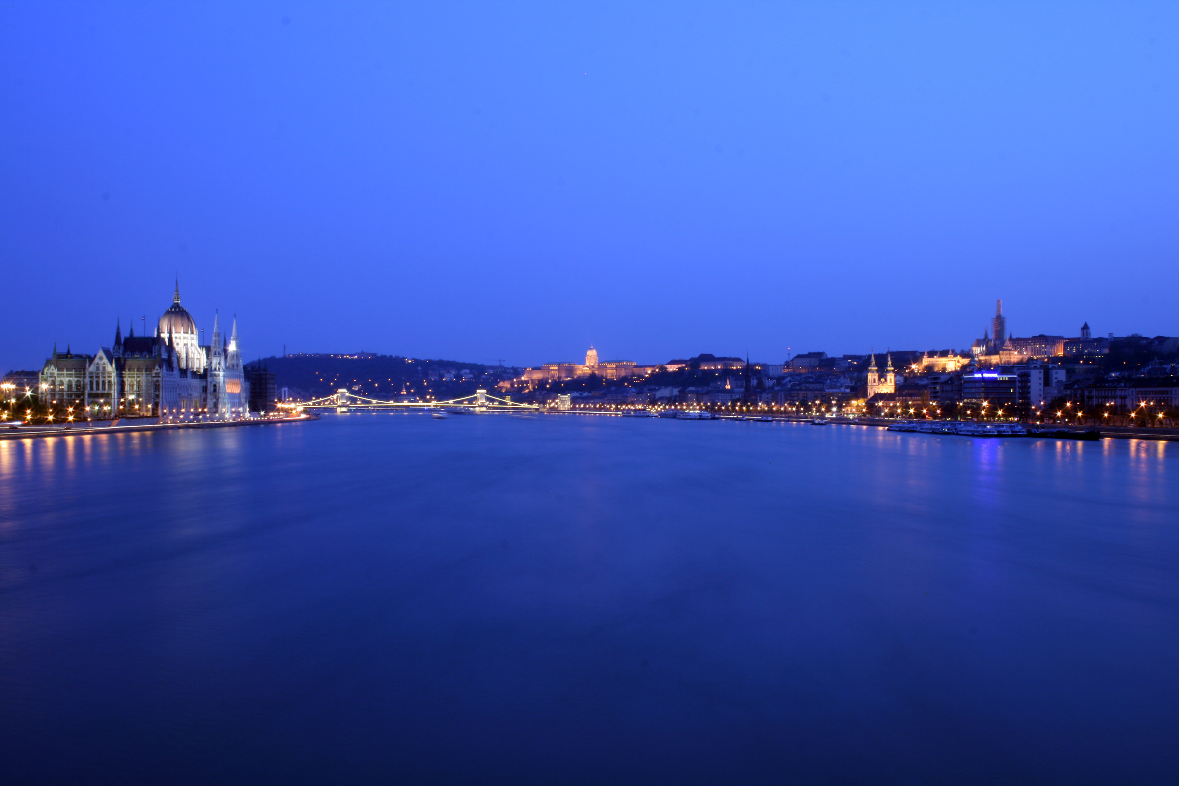 http://upload.wikimedia.org/wikipedia/commons/c/cb/Budapest_Danube_panorama_2.jpg